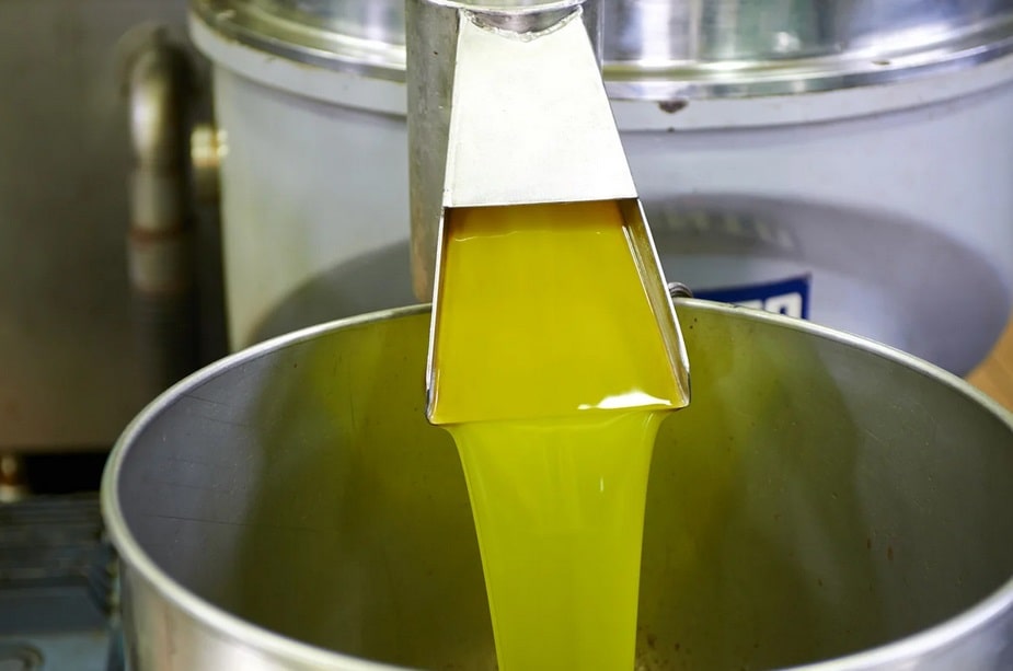 Оливковое масло на производстве