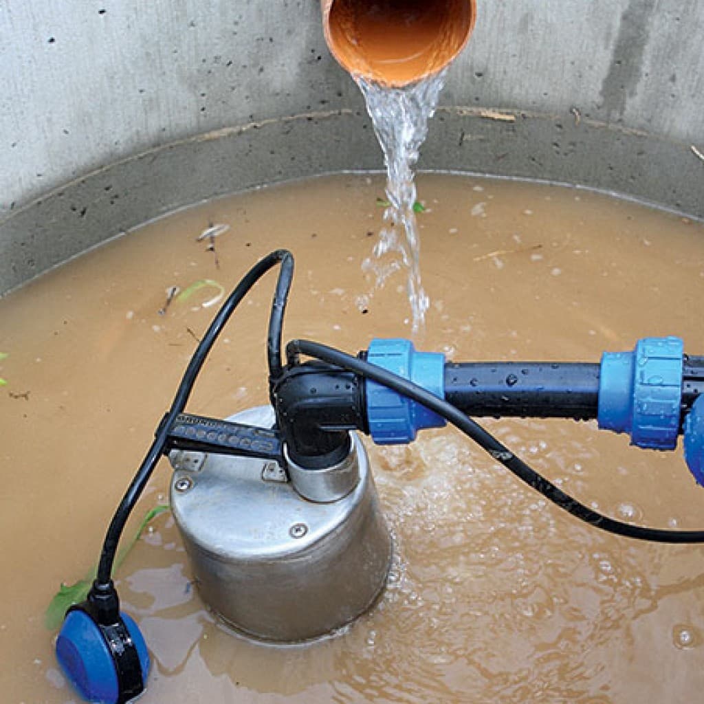 Насос откачивает воду в канализации